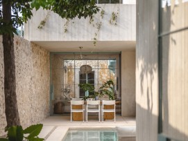 A Merida, un projet de réutilisation adaptative transforme une propriété abandonnée en une habitation sereine, à la fois intérieure et extérieure.