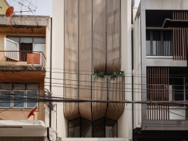 MA Design Studio a achevé la construction du Double B Hostel à Bangkok en utilisant des façades en bois fluides qui allient l'artisanat local au design contemporain.