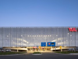 La fonction s'unit à l'art pour la durabilité: à YUL Aéroport international Montréal-Trudeau, le stationnement étagé P4 accueille un monde en mouvement.