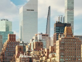 Derrière la façade du gratte-ciel Citigroup Center, haut de 279 m (tour blanche, au centre gauche de l'image), se cachait un problème statique fatal lors de son achèvement en 1977.
