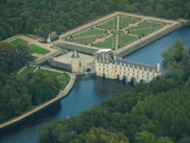 Une sécheresse extrême suivie de fortes pluies ont fortement endommagé la structure du château de Chenonceau.
