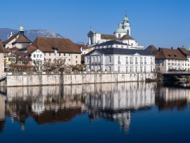 Patrimoine suisse s’oppose à un projet d’installation solaire dans la vieille ville de Soleure, car il pourrait compromettre l’harmonie architecturale d’un site classé d’importance nationale.