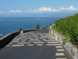 Lavaux teste des mesures pour favoriser le partage de la route, comme en témoignent les marquages colorés récemment tracés sur la Petite Corniche.