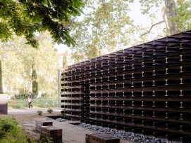 Inauguré le 26 janvier 2025 sur la place Carnot à Lyon, le Mémorial de la Shoah, aussi nommé « Les Rails de la Mémoire », a été dévoilé à la veille du 80e anniversaire de la libération du camp d’Auschwitz.
