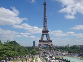 Lorsque le soleil tape sur la tour Eiffel, sa hauteur change.