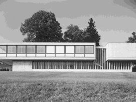 Construite en 1962 à Lancy sur un terrain en forte pente, face à la gare de la Praille, cette villa, inscrite à l’inventaire des bâtiments dignes de protection, se présente comme un objet à la volumétrie puissante dont la modernité s’affirme avec éclat. E