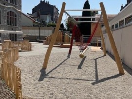 Entre octobre et janvier, les élèves du collège de la Veveyse ont co-conçu un préau végétalisé et ludique, désormais ouvert à tous les enfants de la ville en dehors des heures de cours.