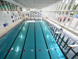 La piscine du Rochet est équipée d'un plongeoir de 3 m et d'un autre de 1 m.