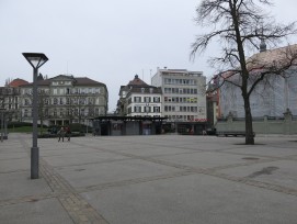 Fribourg entame un chantier de plusieurs semaines pour réaménager le secteur sud de la place Georges-Python. Ce projet vise à transformer cet espace en un lieu public accueillant et verdoyant.