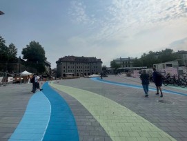 Une fresque géante finalisée avec la population orne la place de la Riponne à Lausanne.