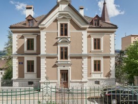Le Domaine des Tourelles révèle la splendeur retrouvée d’une villa horlogère de 1897, nichée dans le parc du Doubs.
