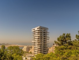 La Tour Miramar est une tour résidentielle moderne et sculpturale située à Porto, au Portugal, conçue par OODA Architecture afin d'optimiser la vue sur la mer.