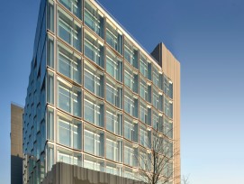 Quartz Plaza, conçu par Salon Alper Derinbogaz, est un bâtiment commercial durable qui reflète les strates géologiques et les qualités cristallines du site à travers sa façade à double peau.
