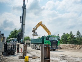 Vue sur le chantier près du fossé Erdbeergraben: dans le cadre des travaux préparatoires, des ancrages sont actuellement installés pour assurer la stabilisation.