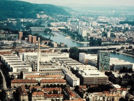Vue aérienne du site Roche avec le bâtiment 52 (en bas à droite), fin des années 90 - début des années 2000. Avec ses 62 m de hauteur, il était un point de repère du site. Aujourd'hui, il disparaît presque entre les autres bâtiments, dont les deux tours d