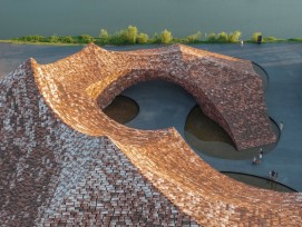 Le musée UCCA à Yixing, conçu par Kengo Kuma, évoque la montagne Shushan avec son toit en pics et ses carreaux de céramique artisanale.