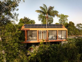 Un aménagement paysager à Manaus relie maison et forêt en valorisant les espèces tropicales et des solutions durables.