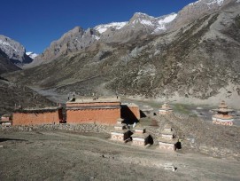Fondé au XVIIe siècle, le monastère de Shey Sumdo est un important centre religieux situé au bord du lac Phoksundo, dans la région d'Oberdolpo.