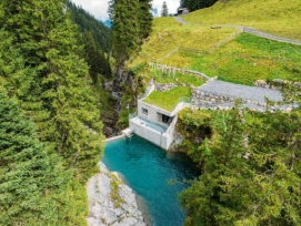 La prise d'eau de la centrale électrique s'intègre harmonieusement dans l'environnement naturel.
