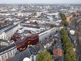 Conçu par JSWD, Curve X est un immeuble de bureaux de six étages qui structure un îlot urbain de Düsseldorf avec son plan en X.