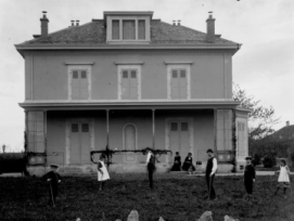 Scène de jeu de croquet devant la Maison Long, immortalisée avant 1884.