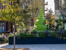 « The Fountain » de NEON est une sculpture aquatique dont les éléments verticaux verts, en écho au paysage environnant, s’intègrent harmonieusement au cœur de Brent Cross Town.