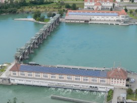 L'exploitant AEW construira l'année prochaine une centrale thermique dans la salle des machines (à l'avant) de la centrale hydroélectrique d'Augst-Wyhlen sur le Rhin, construite entre 1908 et 1912.