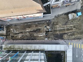 Des travaux menés dans la Grand’Rue ont révélé les fondations monumentales de la Porte de Berne, vestige médiéval disparu au XIXe siècle.