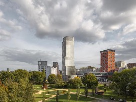 Lighthouse s’impose comme une tour emblématique de 109 m à Eindhoven, la plus haute de la ville, conçue par De Zwarte Hond dans le cadre du plan urbain de Strijp-S.