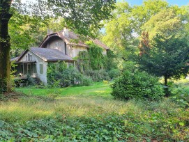 Dans un arrêté daté du 20 novembre 2025, le Département du territoire a classé le domaine de «Sous‑Pinchat» à Carouge parmi les immeubles à protéger, en raison de son intérêt patrimonial «exceptionnel» et de l’importance de sa préservation pour le public.