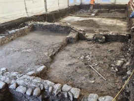 Située Rue d’Octodure 32, l’insula 14 offre l’occasion de découvrir un quartier encore peu documenté de la ville romaine de Forum Claudii Vallensium et d’en suivre l’étude au fil de l’avancement des fouilles.