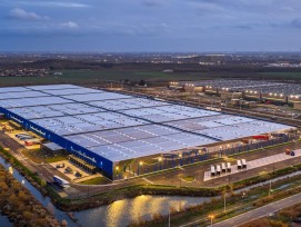 Le toit du bâtiment logistique OMEGA à Dourges, dans le nord de la France, mesure 136'000 m² et devrait bientôt produire de l'électricité en abondance.