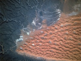 Des masses de matériaux de construction ? Champs de dunes de l'Erg Tiffernine en Algérie, photographiés depuis l'orbite en juillet 1995.