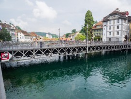 La situation au niveau du pont très fréquenté de la Reuss à Lucerne doit être améliorée pour garantir la sécurité des cyclistes et des piétons.