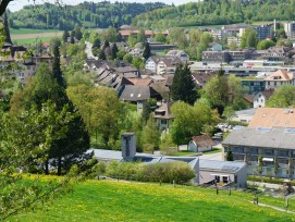 La commune de Köniz prévoit d'acquérir un terrain pour y construire un nouveau bâtiment. Parallèlement, elle souhaite promouvoir le développement de la zone industrielle près de la gare et construire une passerelle.