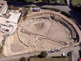 Mis au jour en 1996, l’amphithéâtre de Nyon, construit au début du IIᵉ siècle, compte parmi les huit amphithéâtres romains découverts en Suisse. Il se distingue tant par ses dimensions — une arène elliptique de 50 m sur 36 m — que par son remarquable état