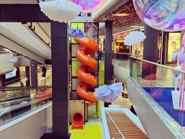 Inauguré en 1997 aux portes de Nyon, Signy Centre est l'un des centres commerciaux de référence de la région lémanique. Propriété d'’un fond immobilier d’UBS, il regroupe 54 enseignes sur une surface de 15'000 m² et accueille 2 millions de visiteurs par a