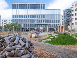 Chaque zone de jeux, pour les petits et les plus grands, propose un hérisson, une structure d’équilibre et une cabane cachée dans la végétation pour des moments de calme.