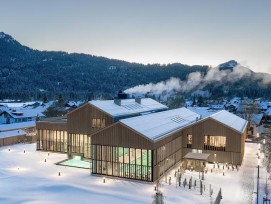 Le nouveau centre thermal d’Oberstdorf est parfaitement intégré dans le paysage alpin de l’Allgäu.