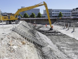 Il a fallu recourir à un engin de chantier pour atteindre les couches archéologiques au fond de la fouille du futur campus de Bienne en 2018. Une excavatrice a ainsi dégagé, couche après couche, un secteur du village palafittique.
