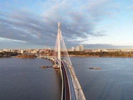 Vue aérienne du pont Kruunuvuorensilta en direction du centre-ville.