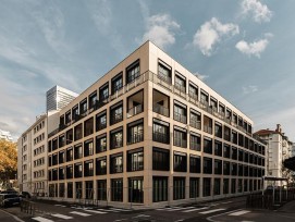 La façade du projet Manufacture à Lyon révèle le rythme régulier d’une trame structurelle unifiée.