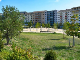 La Ville de Nyon mise sur la végétalisation, l’ombre et la gestion de l’eau pour adapter ce parc très fréquenté. Les cheminements seront adaptés pour améliorer la cohabitation entre piétons et cyclistes.