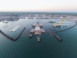 Le premier élément de construction du tunnel du Fehmarnbelt est en route vers son site d'immersion, au large de Rødbyhavn, au Danemark.