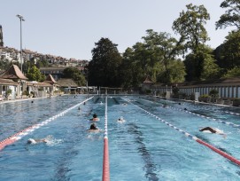 Les bains de la Motta, à Fribourg, représentent un ensemble emblématique des années 1920, présentant un bassin olympique et une architecture moderniste remarquable.