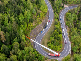 Pour réussir à négocier un virage avec une pale de rotor, il faut planifier le transport minutieusement et bien à l'avance. Une fois sur place, il faut manœuvrer avec une précision de l'ordre du centimètre.