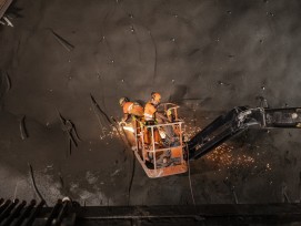 La zone de perturbation sud a été désamorcée à l'aide d'une technique de creusement conventionnelle. Pour ce faire, une galerie de raccordement a été creusée à l'aide d'explosifs depuis la galerie d'accès sud jusqu'au niveau du deuxième tube.