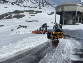 Travaux de déneigement en cours sur la route du col du Grand‑Saint‑Bernard