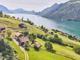 La maison médiévale de Buochholz se dresse dans son paysage d’origine, parfaitement intégrée à son environnement.
