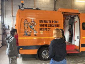 Les équipes procèdent à la pose des autocollants de la campagne.